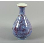 VASE, auf der Wandung hellblaue bis violette Verlaufsglasur, H 24, CHINA