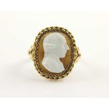 PORTRAITRING, 585/ooo Gelbgold, Achat und Bisquitporzellan, Darstellung rest., RG 57, 5,6g, 19.Jh.