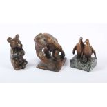 DREI KLEINBRONZEN, Paar Pinguine, kleiner Bär und Gorilla, H bis 9, unbekannte deutsche Bildhauer