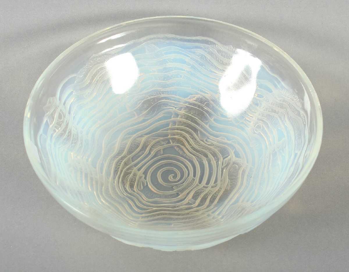 SCHALE, farbloses Glas, opalisierend, maritimes Reliefdekor, H 8,5, Dm 23,5, sign. R.LALIQUE,