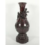 GROSSE VASE, Bronze, braun patiniert, im hohen, teils plastischem Relief und graviert dekoriert,