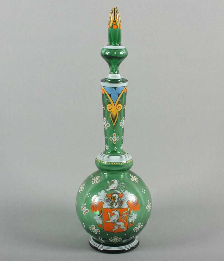 KARAFFE, farbloses Glas, grün getönt, polychrome Emailmalerei mit Wappen, H 37, wohl DEUTSCH, E.19.