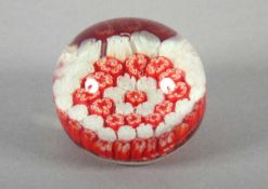 PAPERWEIGHT, farbloses Glas, eingeschmolzene Murrinen in Weiß und Rot, Dm 7, min.besch., MURANO,