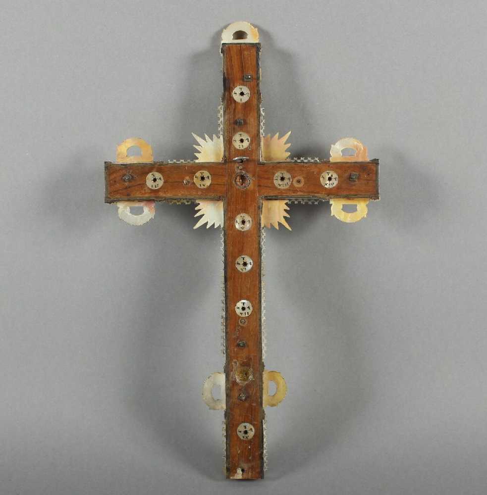 KRUZIFIX, Holz, Perlmutt, beschnitzt mit Evangelistendarstellungen, Corpus Christi Messing, - Image 3 of 3