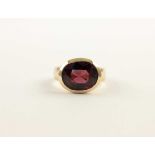 DAMENRING, 585/ooo Roségold, besetzt mit einem Rhodolith von ca. 4,32 ct., RG 55, 11,1g