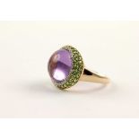 RING, 585/ooo Roségold, besetzt mit einem Amethystcabochon, Tsavorithe von zusammen ca. 9,60 ct.