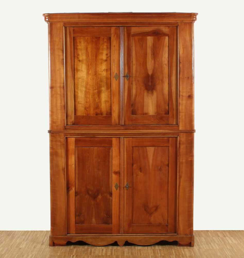 BIEDERMEIER-AUFSATZSCHRANK, Kirschbaum massiv, zweitüriger Korpus, wenige alte Wurmgänge, rest.