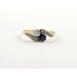 DAMENRING, 585/ooo Gelbgold, besetzt mit einem Safir und einem Altschliffdiamanten von ca. 0,25 ct.,