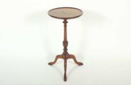 TRIPOD-TABLE, Mahagoni, gedrechselter Schaft, H 57, ENGLAND, E.19.Jh.