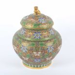 CLOISONNÉ-DECKELGEFÄSS, im farbigem Email-Cloisonné und Champlevé dekoriert, dichtes