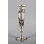 VASE, Silber 84/oo, H 20,5, mit aufgelegtem figürlichen Rocaillenzierat, 132g, Meistermarke