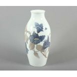 JUGENDSTIL-VASE, dezent polychrom bemalt, Blumendekor, H 23,5, Modellnr. 61/1, ROSENTHAL, um 1920