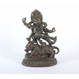 DHARMAPALA YAMA, Bronze, mit Büffelgesicht und dem Medaillon des Rades der Lehre auf seiner Brust