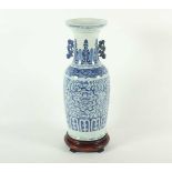 GROSSE BLAU-WEISSE VASE, Porzellan, am Hals zwei Handhaben, dichter unterglasurblauer Dekor, H 62,