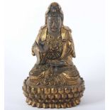 GUANYIN, Bronze, feuervergoldet, in Padmasana auf einem dreireihigen Lotosthron sitzend, Haare,