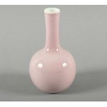 KLEINE VASE, Porzellan, helle "Peachbloom"-Glasur, H 12,5, unterglasurblaue Bodenmarke Da Qing