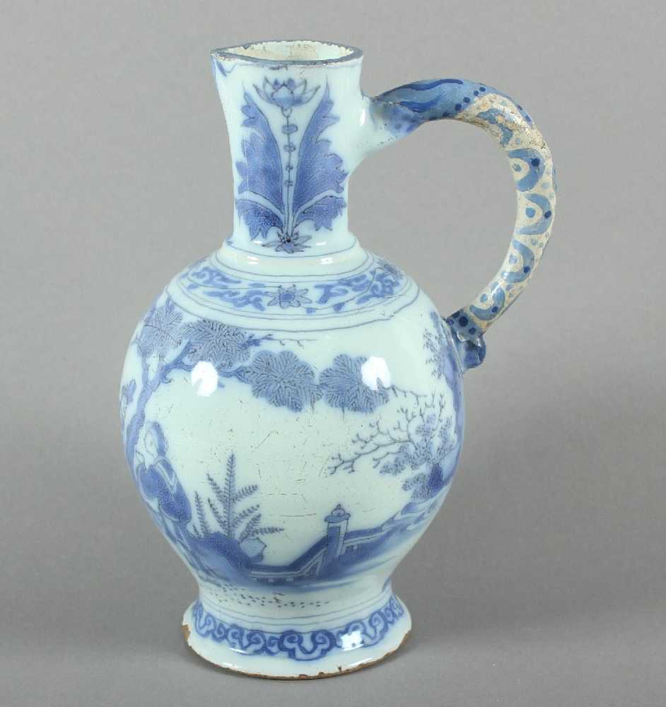 KRUG, Keramik, brauner Scherben, Blaudekor mit Chinoiserien, H 22, min.best., Handhabe rest., DELFT, - Image 2 of 3