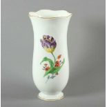 VASE, polychrom bemalt, Blumenmalerei, Goldrand, H 26,5, MEISSEN, 20.Jh.