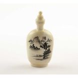 SNUFF-BOTTLE, Elfenbein, geschwärzt gravierte Landschaft und reliefiert beschnitzt, H 7,5