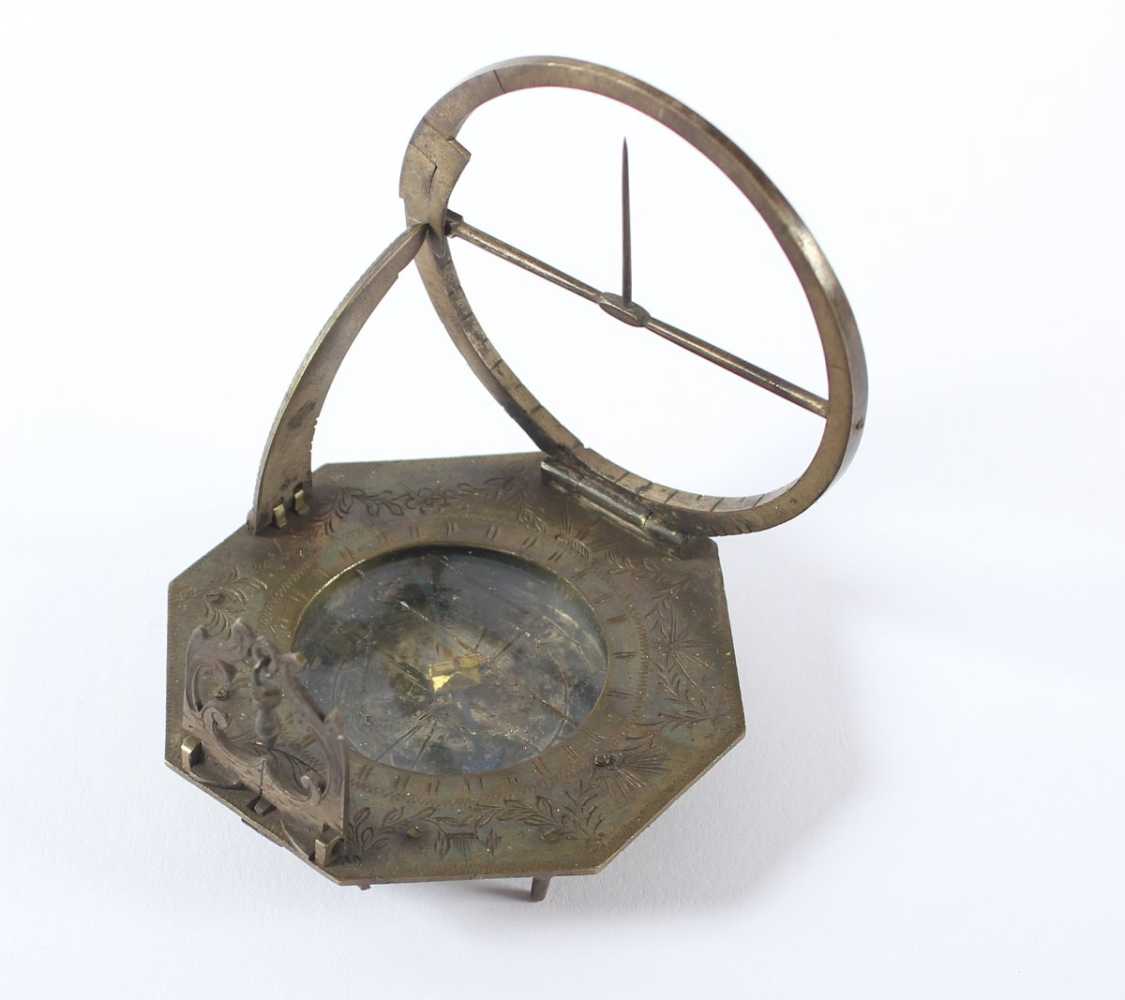 ÄQUATORIAL-SONNENUHR im originalem Etui und Bedienungsanleitung, Messing, oktogonale Form, Kompass