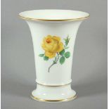 TROMPETENVASE, polychrom bemalt, Dekor Gelbe Rose, Goldrand, H 17, zwei Schleifstriche, MEISSEN,