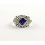 DAMENRING, 900/ooo Platin, besetzt mit einem Safir von ca. 2,3 ct., entouriert von Brillanten und