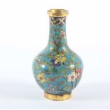 KLEINE CLOISONNÉ-VASE, im farbigem Emailcloisonné Blüten auf türkisblauem Grund, H 7,5, minst.