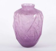 VASE, farbloses, mattiertes Glas, violette Pulvereinschmelzungen, H 24, sign. SCHNEIDER, EPINAY-