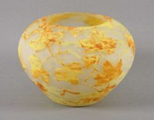 JUGENDSTIL-VASE, farbloses Glas, satiniert, gelbe Pulvereinschmelzungen, gelb-orange überfangen,