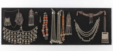 SAMMLUNG VON 14 SCHMUCKTEILEN, teils Silberlegierung, Armreif, Halsketten, Amulett-Gehänge,