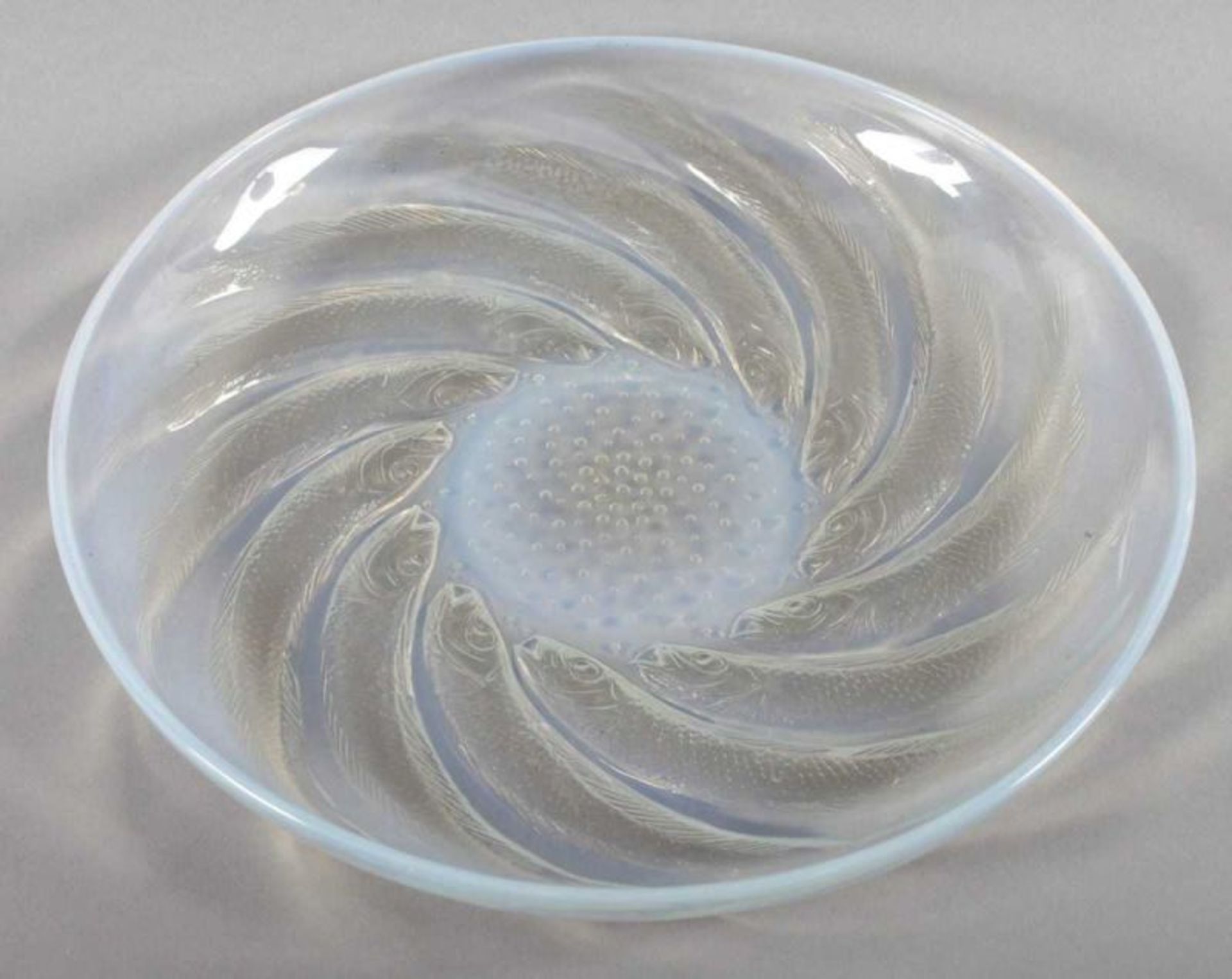 GLASTELLER, opaleszentes Glas, Dm 30, sign. R. LALIQUE, um 1925 22.00 % buyer's premium on the