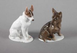 ZWEI SITZENDE HUNDE, naturalistisch polychrom bemalt, H 9,5, Pressnr. 70, ROSENTHAL, 1921/22 sowie H