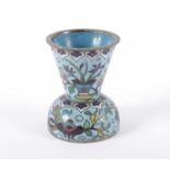 KLEINE CLOISONNÉ-VASE, Antiquitäten auf hellblauem Grund, H 5, minst.besch., CHINA, 19.Jh. 22.00 %