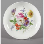 RUNDE SCHALE, im Spiegel polychromes Blumenbouquet, Dm 18,5, minst.ber., MEISSEN, E.19.Jh. 22.00 %