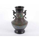 CHAMPLEVÉ-VASE, Bronze, braun patiniert, zwei Handhaben, H 30, CHINA 22.00 % buyer's premium on