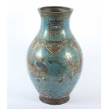 GROSSE CLOISONNÉ-VASE, auf der Wandung im farbigen Emailcloisonné auf hellblauem Fond dekoriert, H