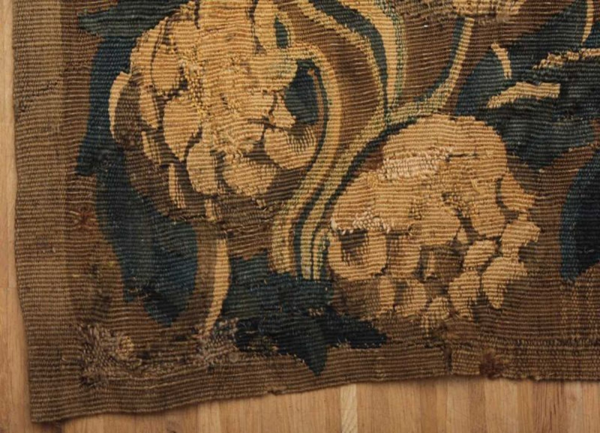 TAPISSERIE, Wolle, gefärbt und gewirkt, aus Fragmenten eines ehemals größeren Gobelins - Bild 3 aus 3