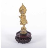 BODHISATTVA, Bronze, vergoldet, H 10,5, Holzstand, CHINA, Qing-Dynastie 22.00 % buyer's premium on