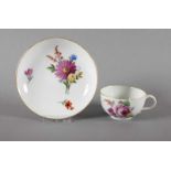 MOCCATASSE AUF UNTERTASSE, polychrom bemalt, Blumendekor, Goldrand (min.ber.), Tasse/H 4, MEISSEN,