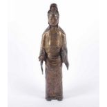 GUANYIN, Bronze, vergoldet, die stehende Gottheit des Mitgefühls mit einer Flasche Lebenselixier