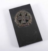 PATRIOTISCHER BRIEFBESCHWERER 1914, schwarze Steinplatte mit Bronzemontierung Eisernes Kreuz 22.00 %