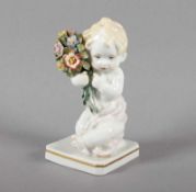 PUTTO MIT BLUMENSTRAUSS, polychrom bemalt, H 11, best., Karl ENS, VOLKSTEDT, 20.Jh. 22.00 % buyer'