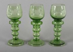 DREI WEINRÖMER, grün getöntes Glas, H 19, DEUTSCH, um 1890 22.00 % buyer's premium on the hammer
