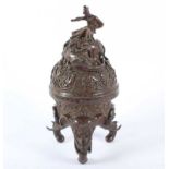WEIHRAUCHBRENNER, Bronze, braun patiniert, auf drei Elefantenkopffüßen, hochgewölbter Deckel mit