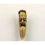 MASKEN-NETSUKE, Hirschhorn, eines bärtigen Mannes mit über dem Kopf gebundenen Haaren, fein