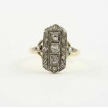 ART DECO-DAMENRING, 585/ooo Gelbgold und Silber, Diamanten von zusammen ca. 0,20 ct., RG 52, 2,7g,