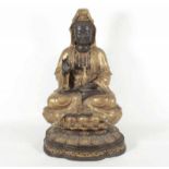 GUANYIN, Bronze, braun patiniert und partiell vergoldet, der sitzende Bodhisattva des unendlichen