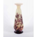 VASE, farbloses Glas mit weißopaken Pulvereinschlüssen, violett überfangen, geätztes Dekor, H 40,