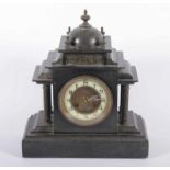 KAMINUHR, Bronze, schwarzer Onyx, Werk mit Schlag auf Glocke, Pendel fehlt, rest.bed., H 33,