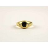 BANDRING, 750/ooo Gelbgold, besetzt mit einem Safir und zwei Brillanten von zusammen ca. 0,20 ct,